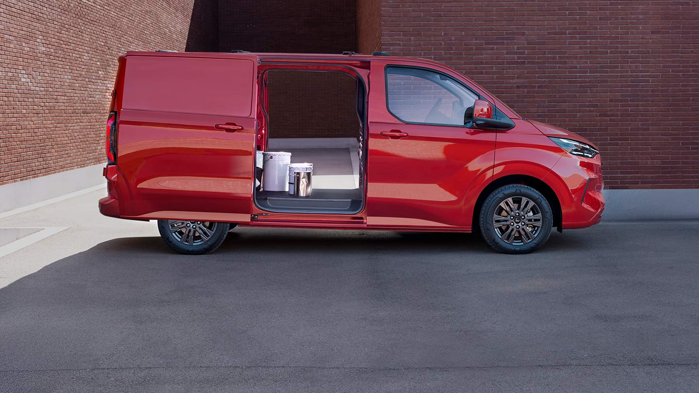 Rode Ford Transit Custom bestelwagen met open deuren, met interieur.