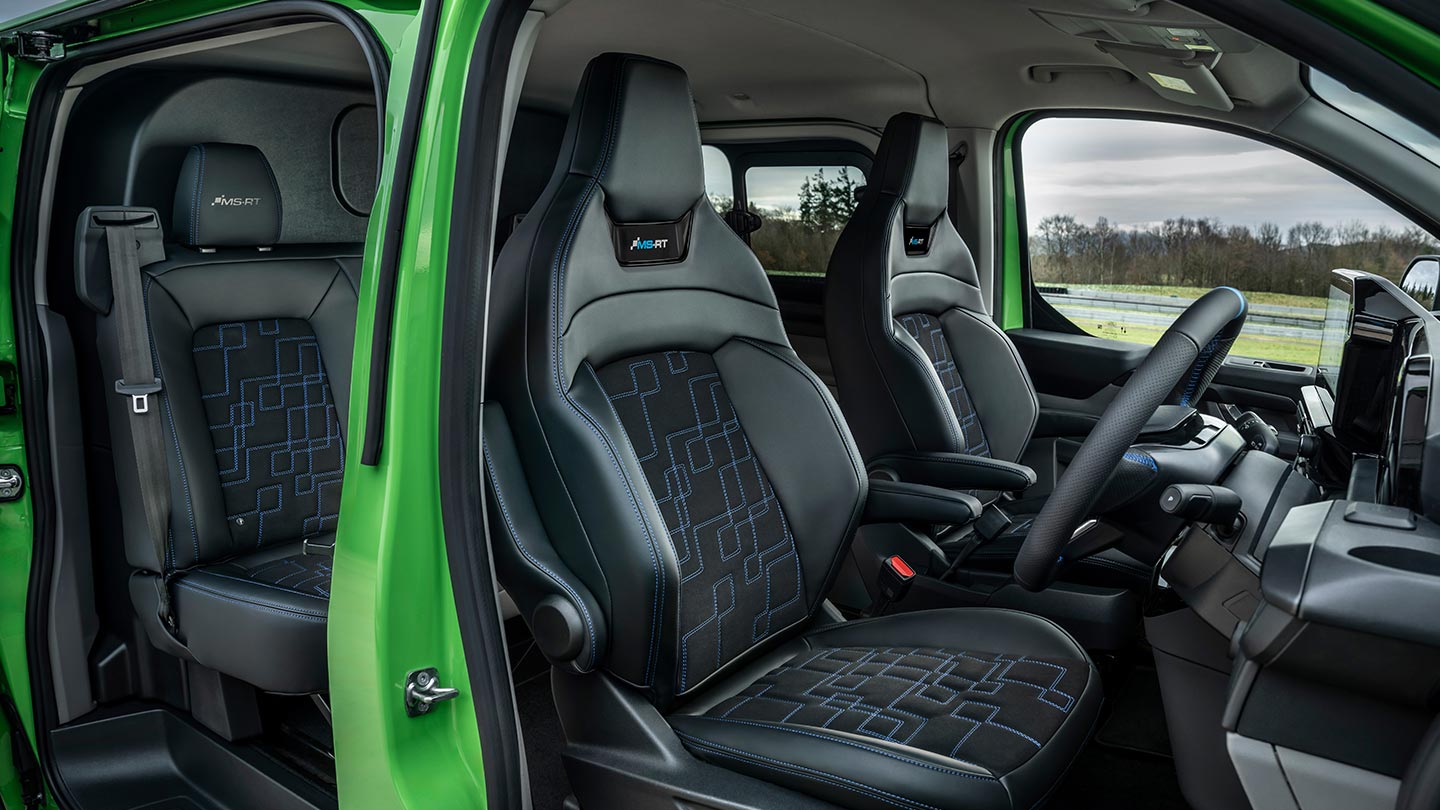 Binnenaanzicht van een groene Ford Transit Custom MS-RT, met de voorstoelen.