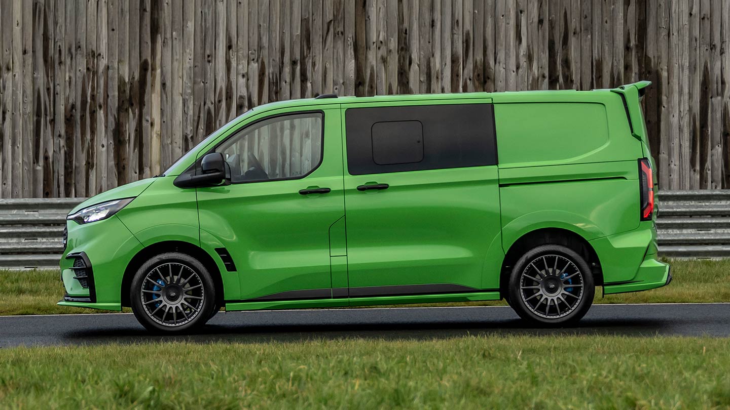 Zijaanzicht van een groene Ford Transit Custom MS-RT.