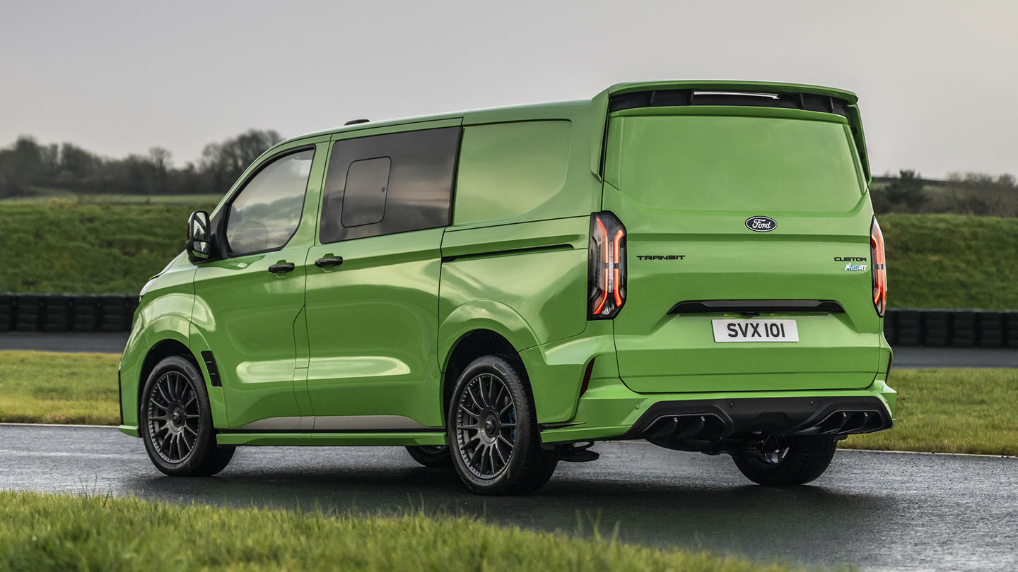 Achteraanzicht van een groene Ford Transit Custom MS-RT.