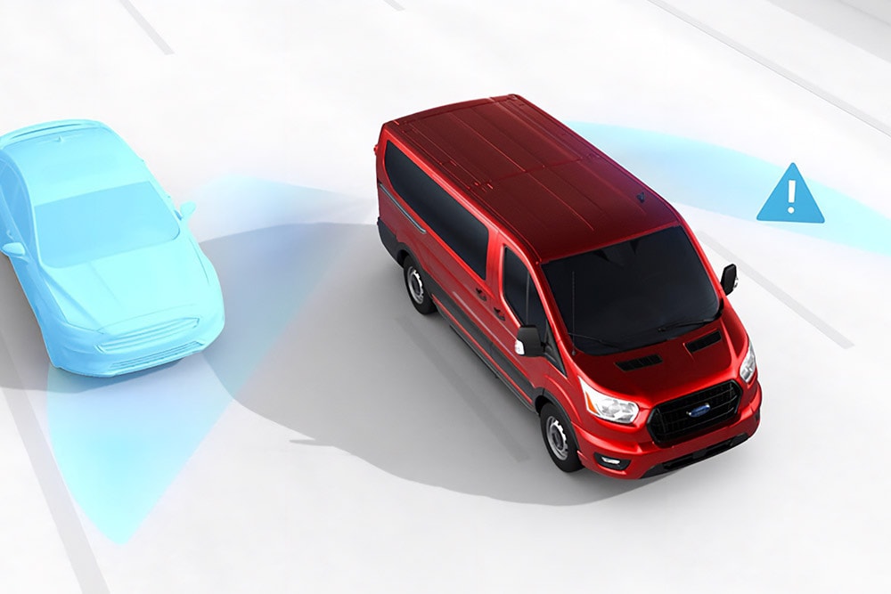 Bovenaanzicht van een rode Ford Transit bestelwagen met pictogrammen voor veiligheidswaarschuwingen.
