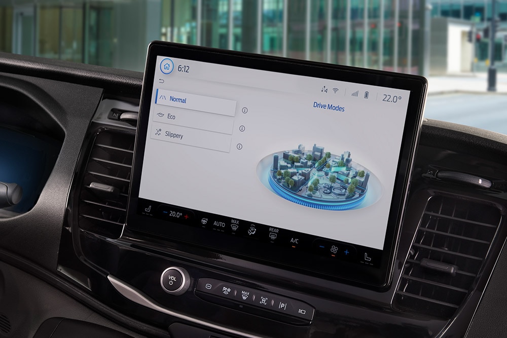 Dashboard van een Ford E-Transit elektrische bestelwagen met een touchscreen dat de rijmodi weergeeft.