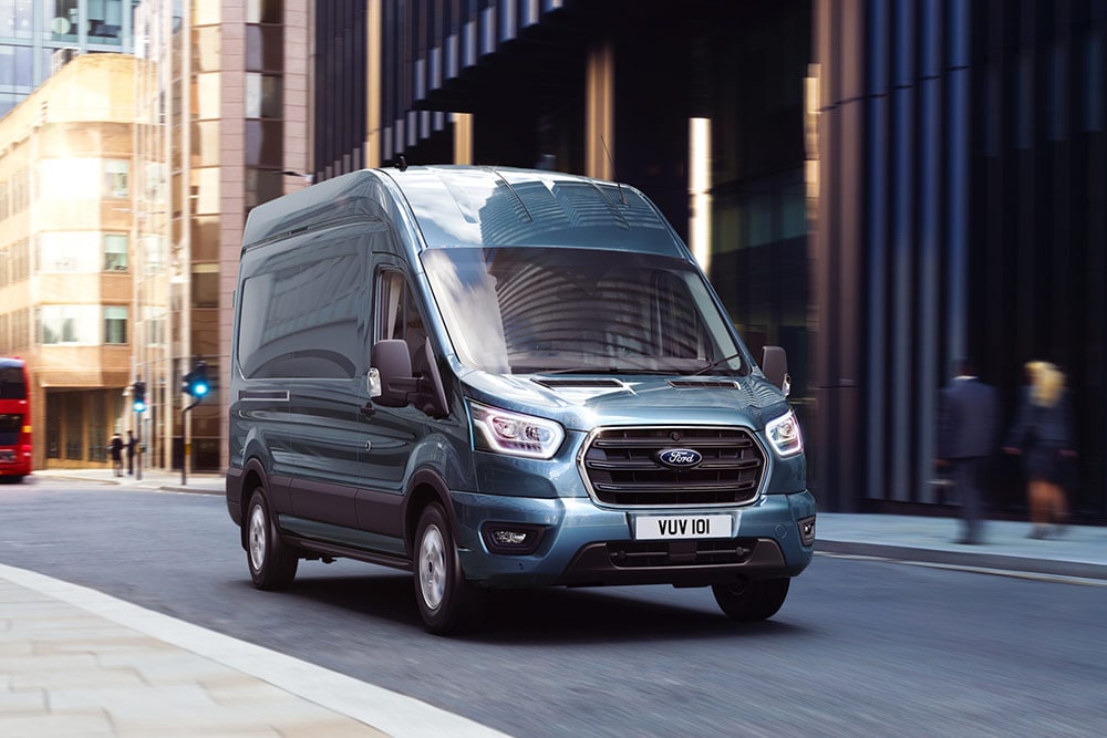 Ford Transit bestelwagen rijdt in de stad.