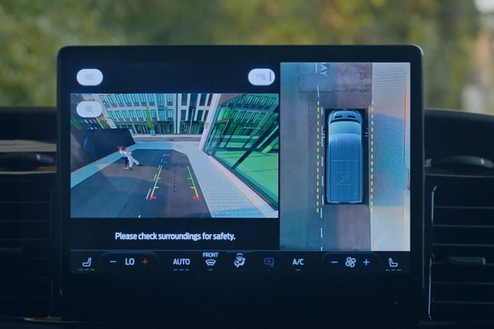 Dashboardscherm met een bovenaanzicht van een Ford Transit bestelwagen met een voetganger.