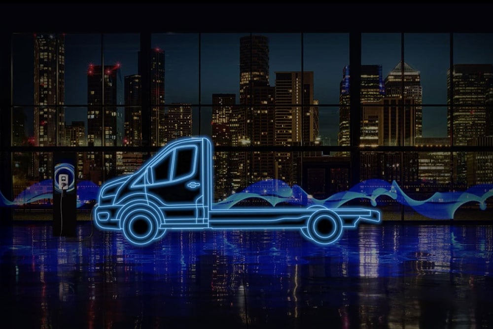 Neonblauwe omtrek van een Ford E-Transit Chassis Cab en laadpaal tegen een skyline van de stad.