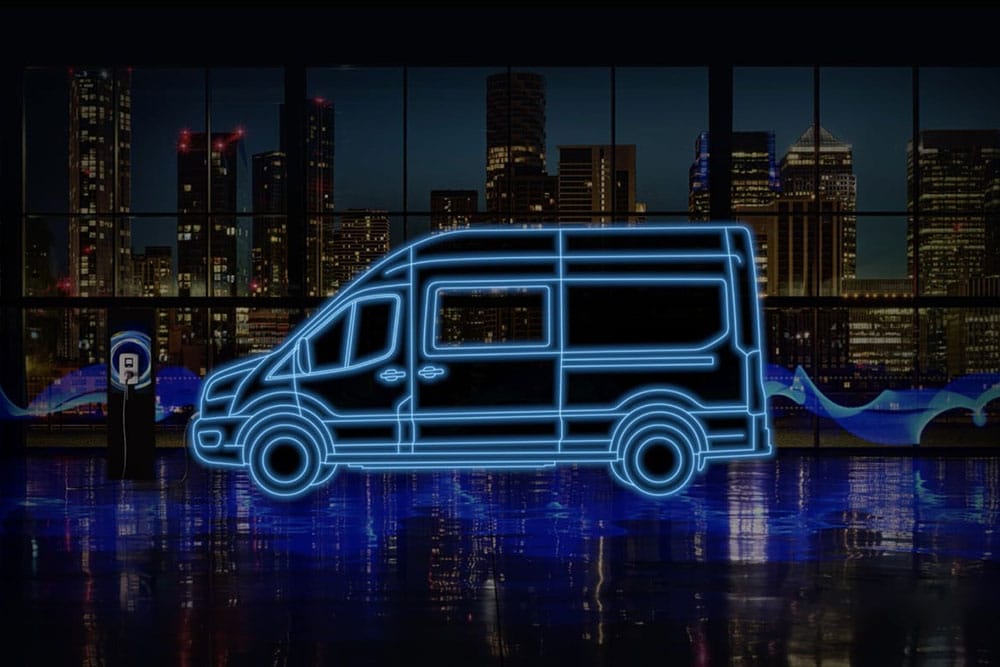 Neonblauwe omtrek van een Ford E-Transit bestelwagen met dubbele cabine en laadpaal tegen een skyline van de stad.