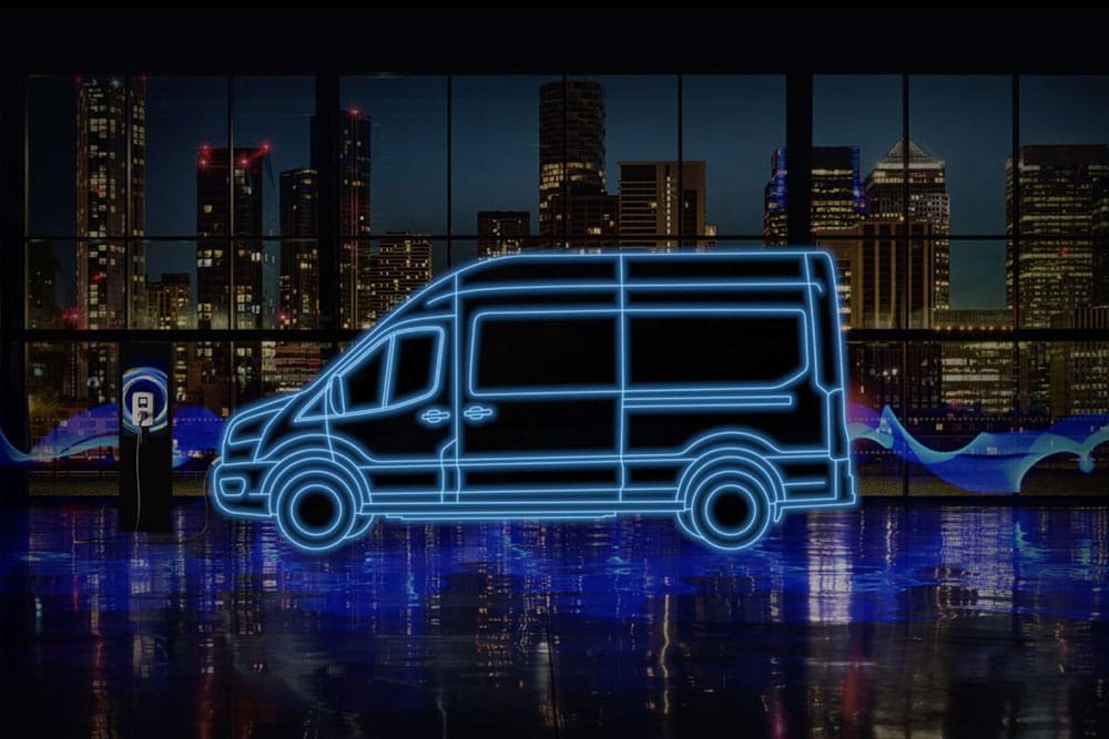 Neonblauwe omtrek van een Ford E-Transit elektrische bestelwagen en laadpaal tegen een skyline van de stad.