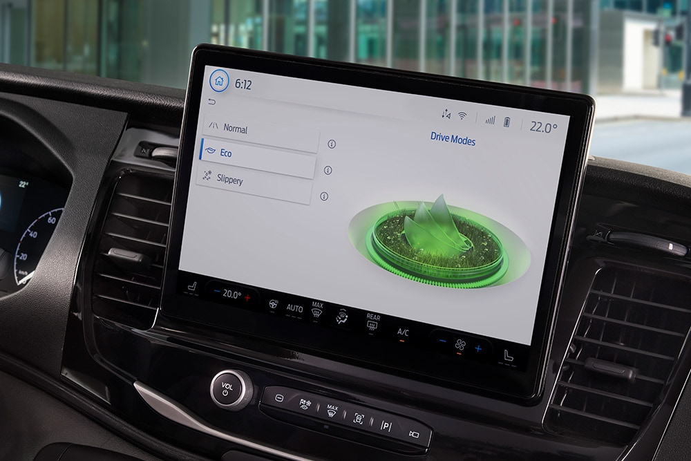 Het interieur van een Ford E-Transit elektrische bestelwagen met een lege laadruimte.