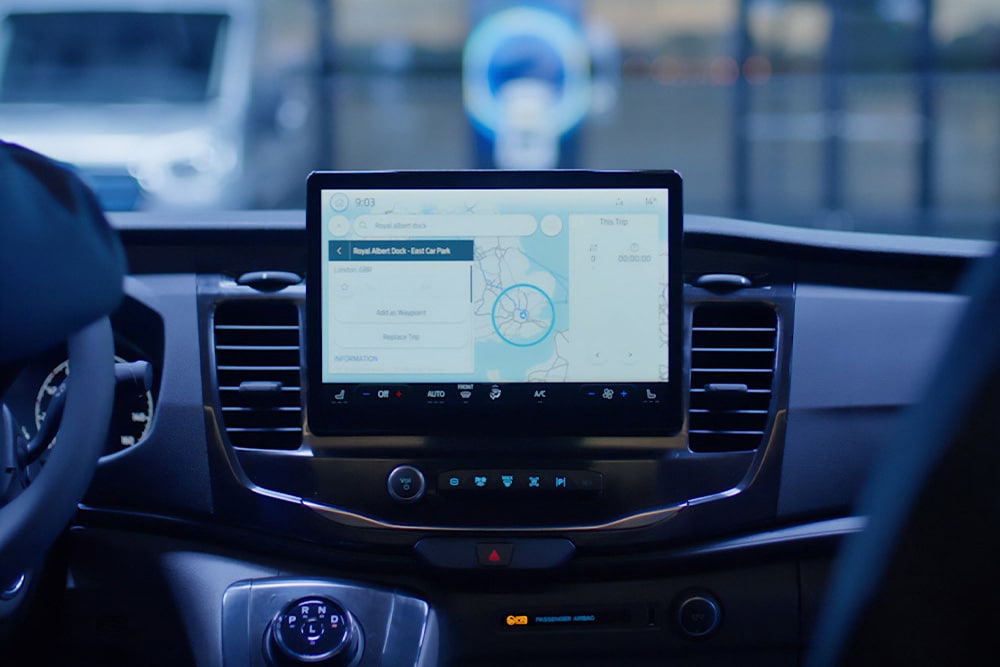 Dashboard van een Ford Transit bestelwagen met een navigatiesysteem.
