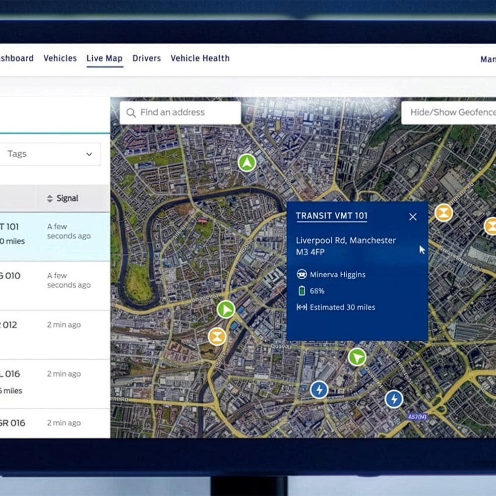 Touchscreen met Ford Pro Telematics-software, met een kaart met voertuiglocaties.