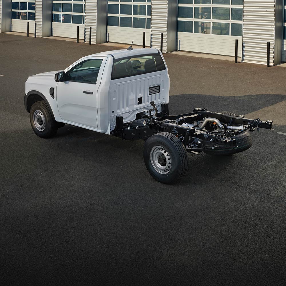 Een witte Ford Ranger Chassis Cab voor garagepoorten.