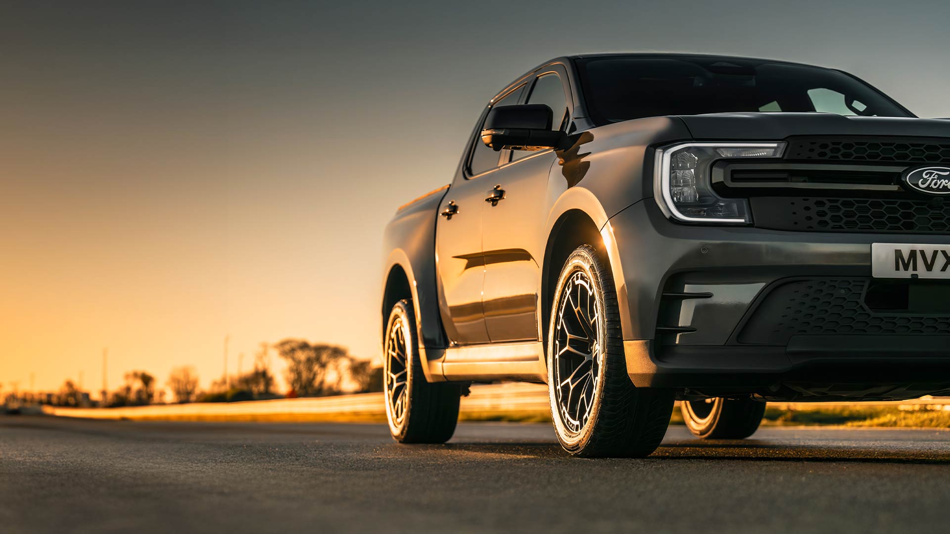 Ford Ranger MS-RT rijdt in de schemering op een circuit.