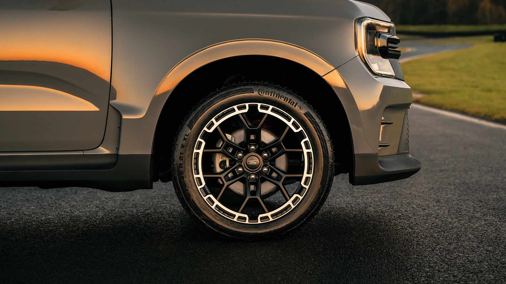 Zijprofiel van de lichtmetalen velg en band van de Ford Ranger MS-RT.