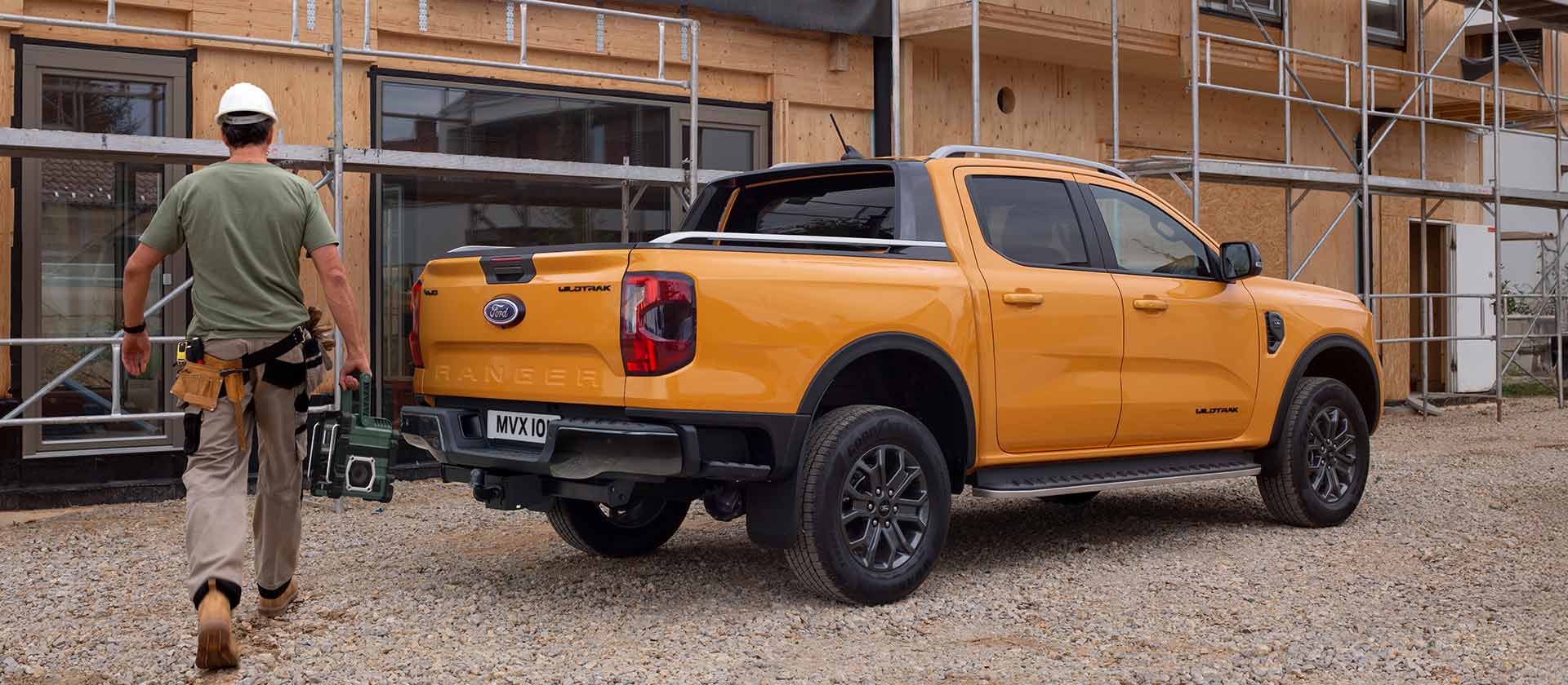 Video van een gele Ford Ranger Wildtrak Dubbele Cabine op een bouwplaats met focus op de praktische kenmerken.