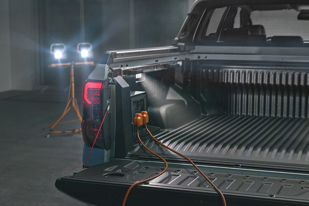Close-up van de laadbak van de Ford Ranger PHEV met gereedschap en verlichting aangedreven door Pro Power OnBoard.
