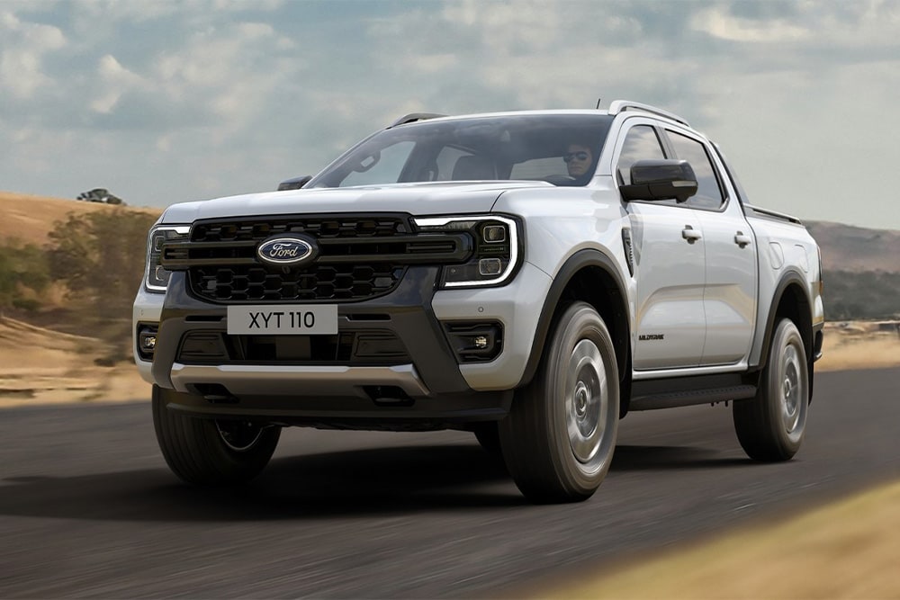 Ford Ranger PHEV Stormtrak rijdt op een landweg.