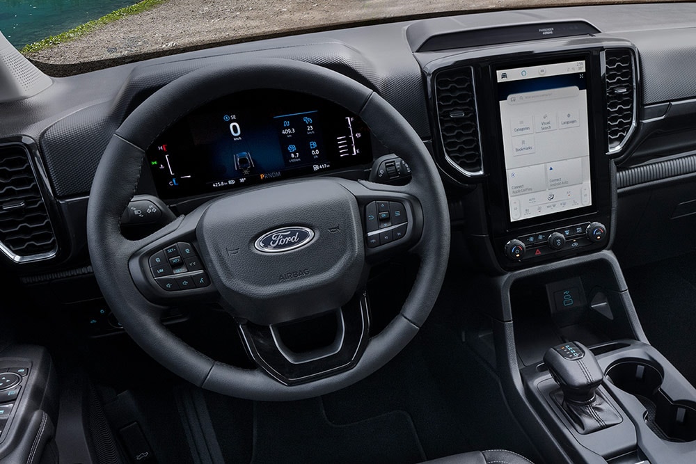 Binnenaanzicht van de Ford Ranger Wildtrak met het stuur en de SYNC™ 4-middenconsole met 12" touchscreen.