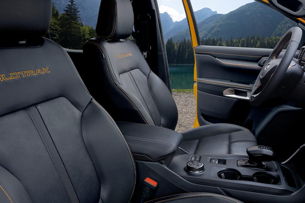 Voorzetels van de Ford Ranger Wildtrak met zes- of achtvoudig verstelbare bestuurderszetel.