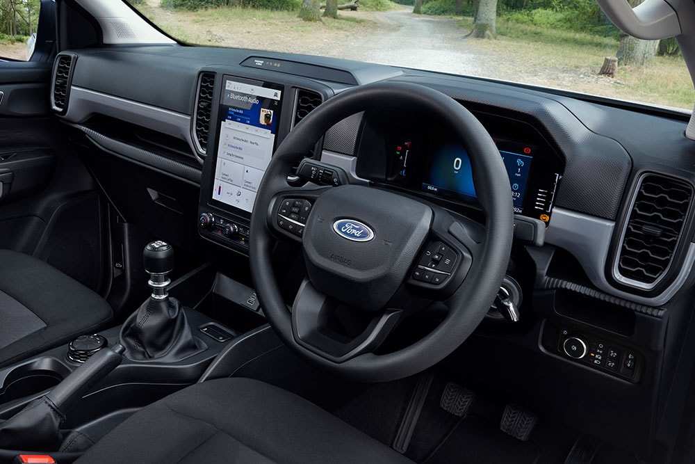 Binnenaanzicht van de Ford Ranger-cabine met het stuur en de handgeschakelde versnellingspook.