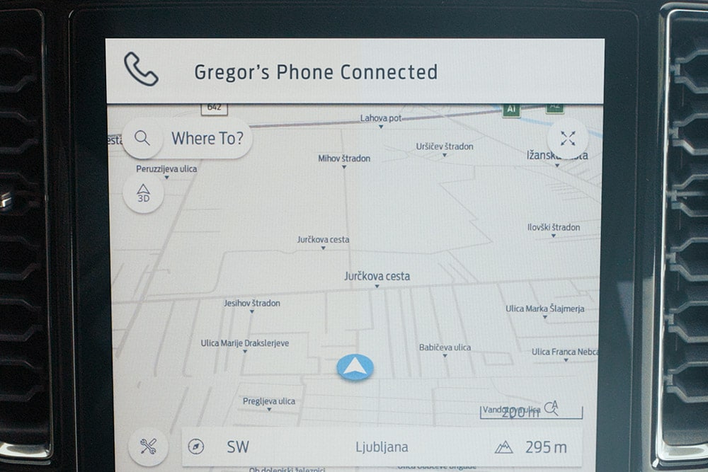 Ford Ranger-touchscreen met verbonden navigatiekaart.