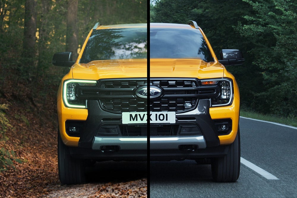 Vooraanzicht met gedeeld scherm van een gele Ford Ranger, met aan de ene kant offroad en aan de andere kant een bosweg.