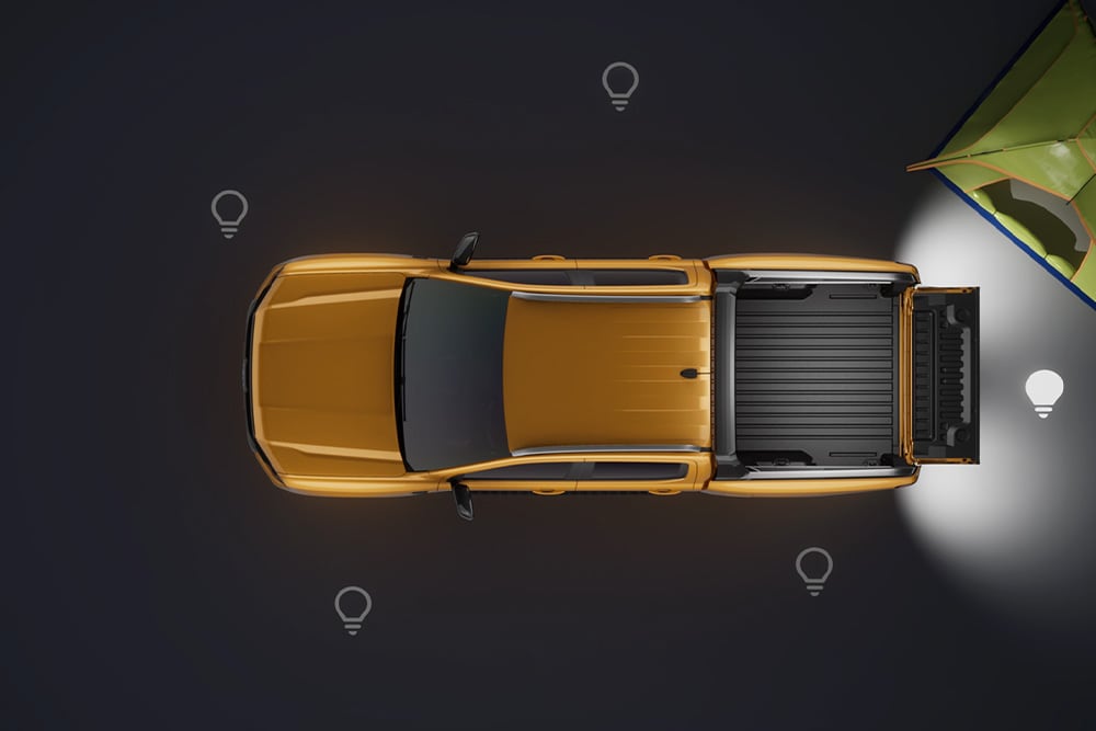 Vogelperspectief van een gele Ford Ranger Dubbele Cabine met open achterklep en zoneverlichting