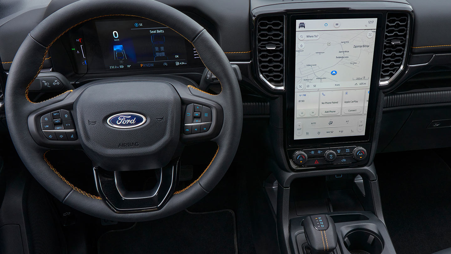 Het stuur, het digitale instrumentenpaneel en het infotainmentscherm van de Ford Ranger.