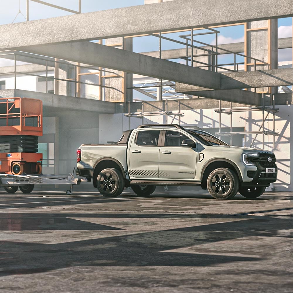 Ranger PHEV Stormtrak trekt materiaal op een bouwplaats.