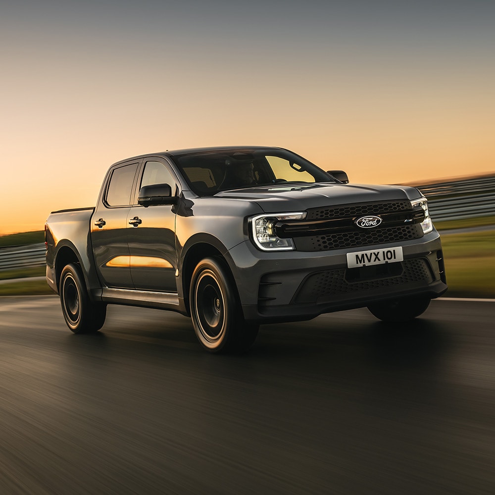 Grijze Ford Ranger MS-RT rijdt bij zonsondergang over een circuit.