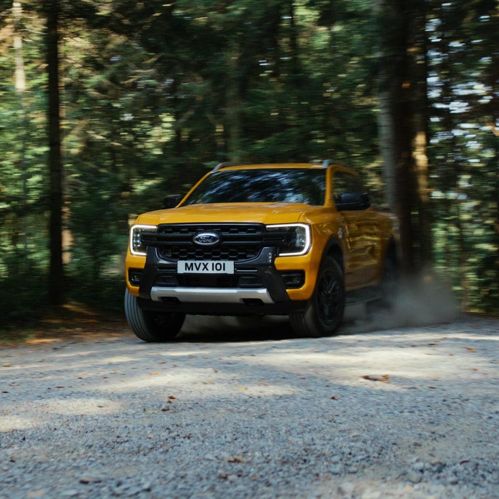 Video van een gele Ford Ranger Wildtrak Dubbele Cabine over bergwegen en onverharde paden.