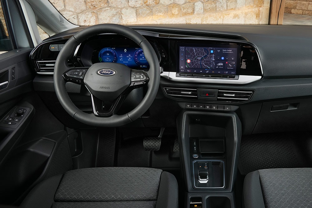 Interieur van een Ford Transit Connect, met stuurwiel en 10-inch digitaal instrumentenpaneel.