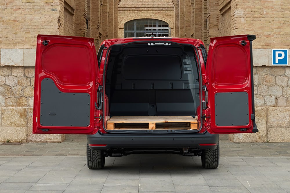 Achteraanzicht van de Ford Transit Connect , met open achterdeuren, geladen met bouwmaterialen.
