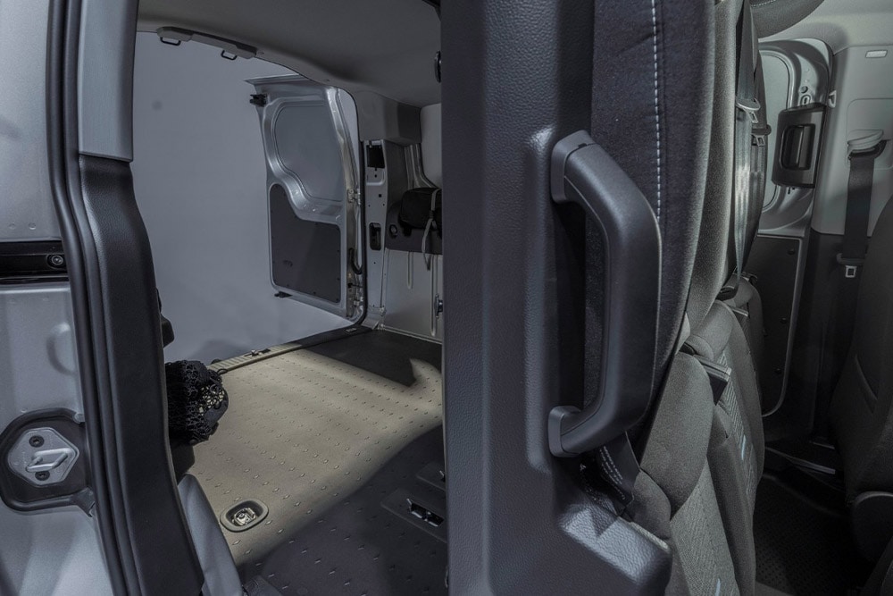 Interieur van een Ford Transit Connect FlexCab met neergeklapte achterstoelen en lege laadruimte.