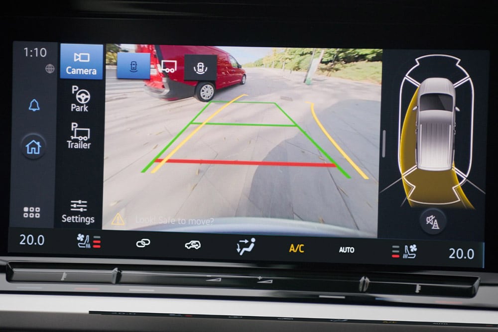 10-inch kleurentouchscreen met achteruitrijcamera en Pro Trailer Backup Assist-technologie in gebruik.