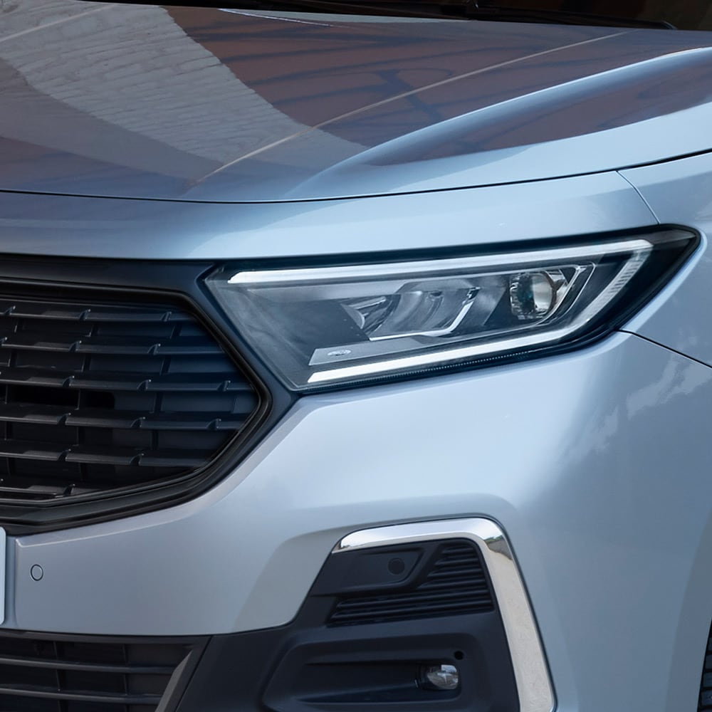 Een Ford Transit Connect in Frost Silver met automatische koplampen en stijlvolle grille.
