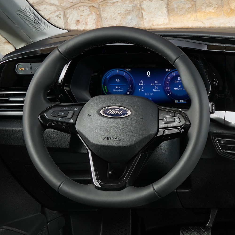 Interieur van een Ford Transit Connect, met stuurwiel en 10-inch digitaal instrumentenpaneel.