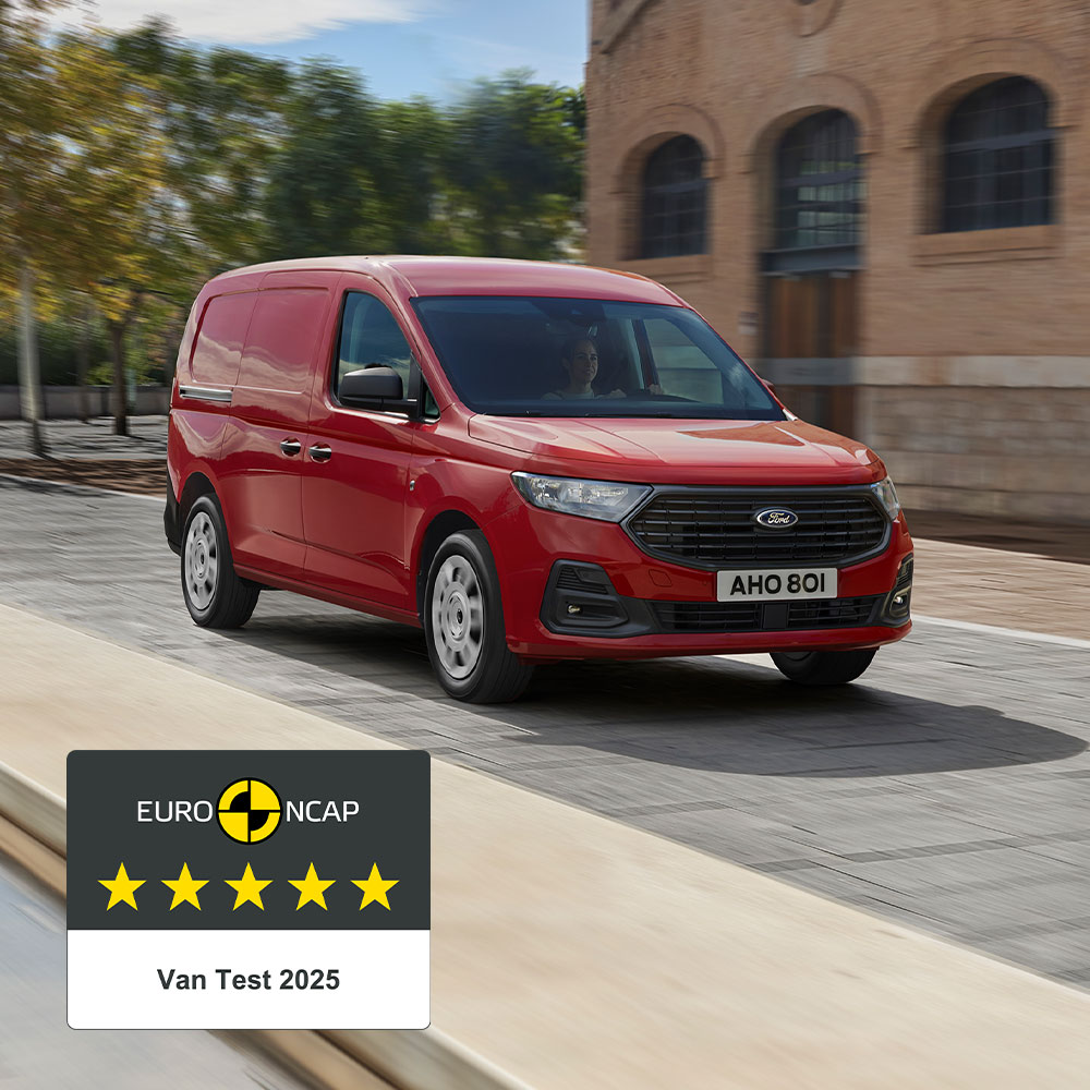 Ford Transit Connect Trend in Lava Red, met grille en automatische koplampen.