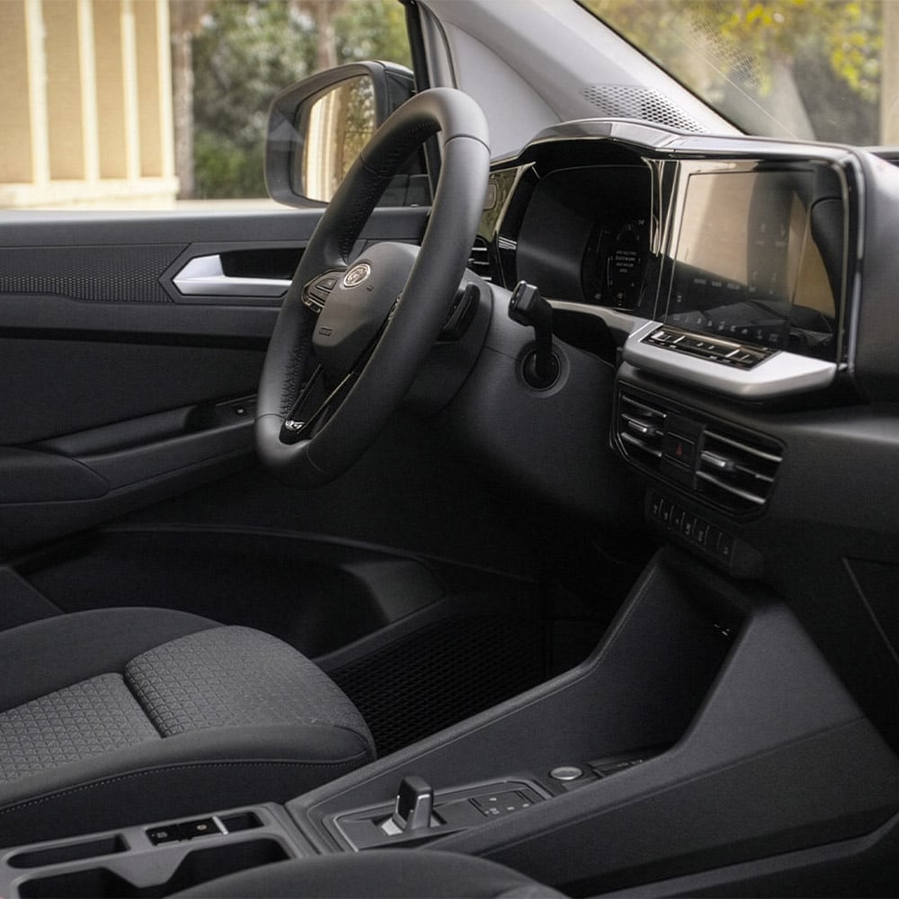 Interieur van een Ford Transit Connect met de bestuurdersstoel, het stuur, het dashboard en het 10-inch touchscreen.