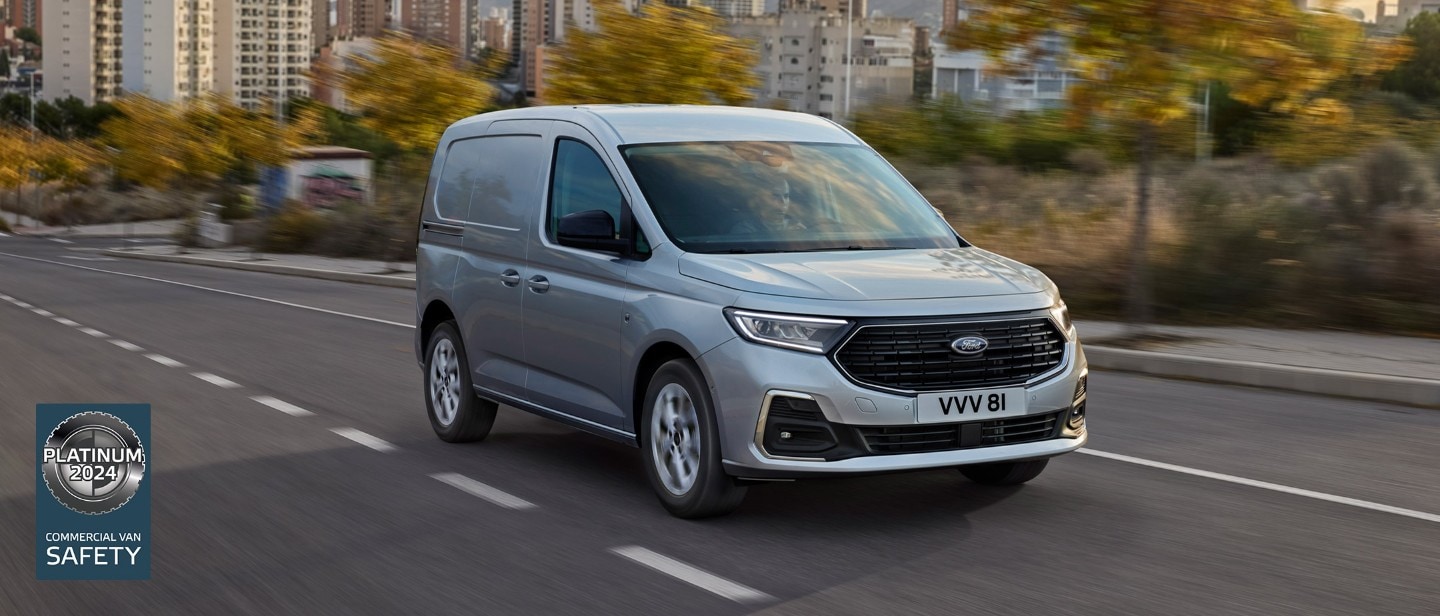 De nieuwe Ford Transit Connect in Stardust Silver rijdt over een weg.
