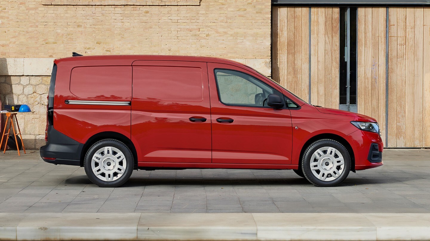 De nieuwe Ford Transit Connect in Maple Red met zijlaaddeur.