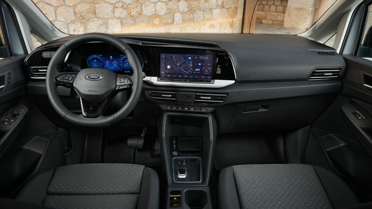 Voorkant van het interieur van de nieuwe Ford Transit Connect met stuurwiel, digitaal instrumentenpaneel en 10" touchscreen. 
