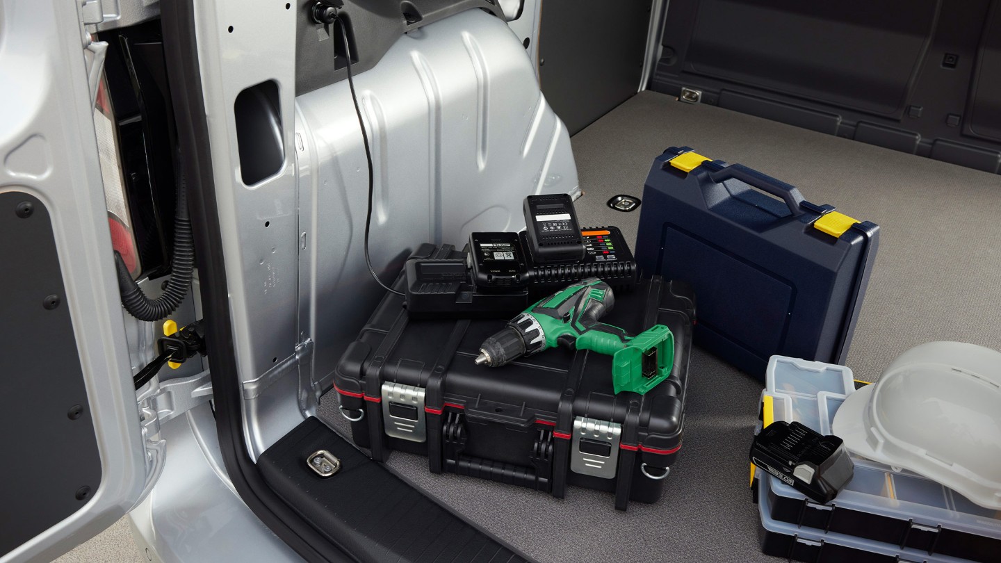 Een boormachine is aangesloten op een 12V-aansluiting in de laadruimte van de nieuwe Ford Transit Connect.