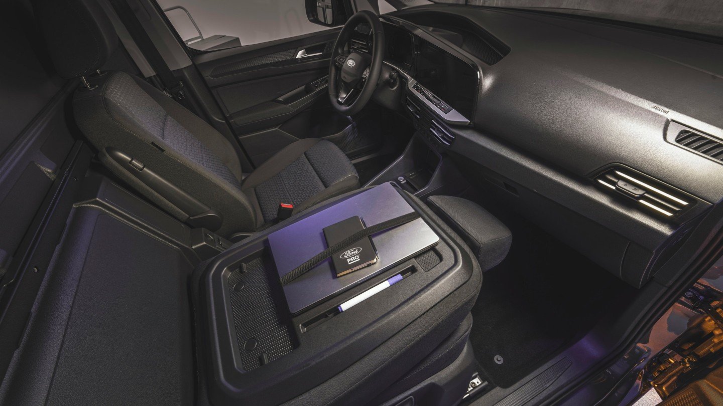 Een laptop en Ford Pro-notebook liggen op het werkblad van de nieuwe Ford Transit Connect.