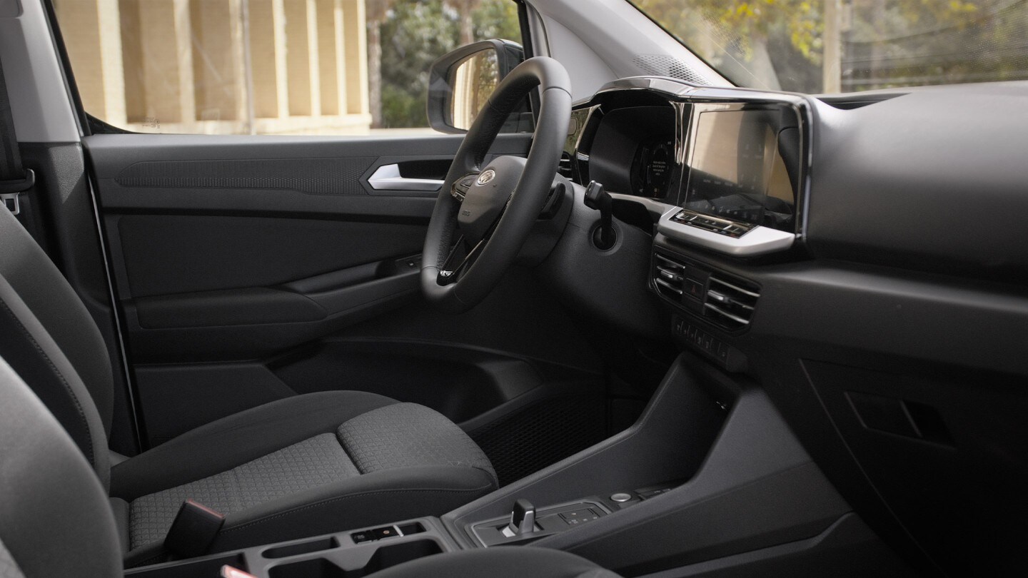 Bestuurderszetel van de nieuwe Ford Transit Connect met stuurwiel en 10" touchscreen. 