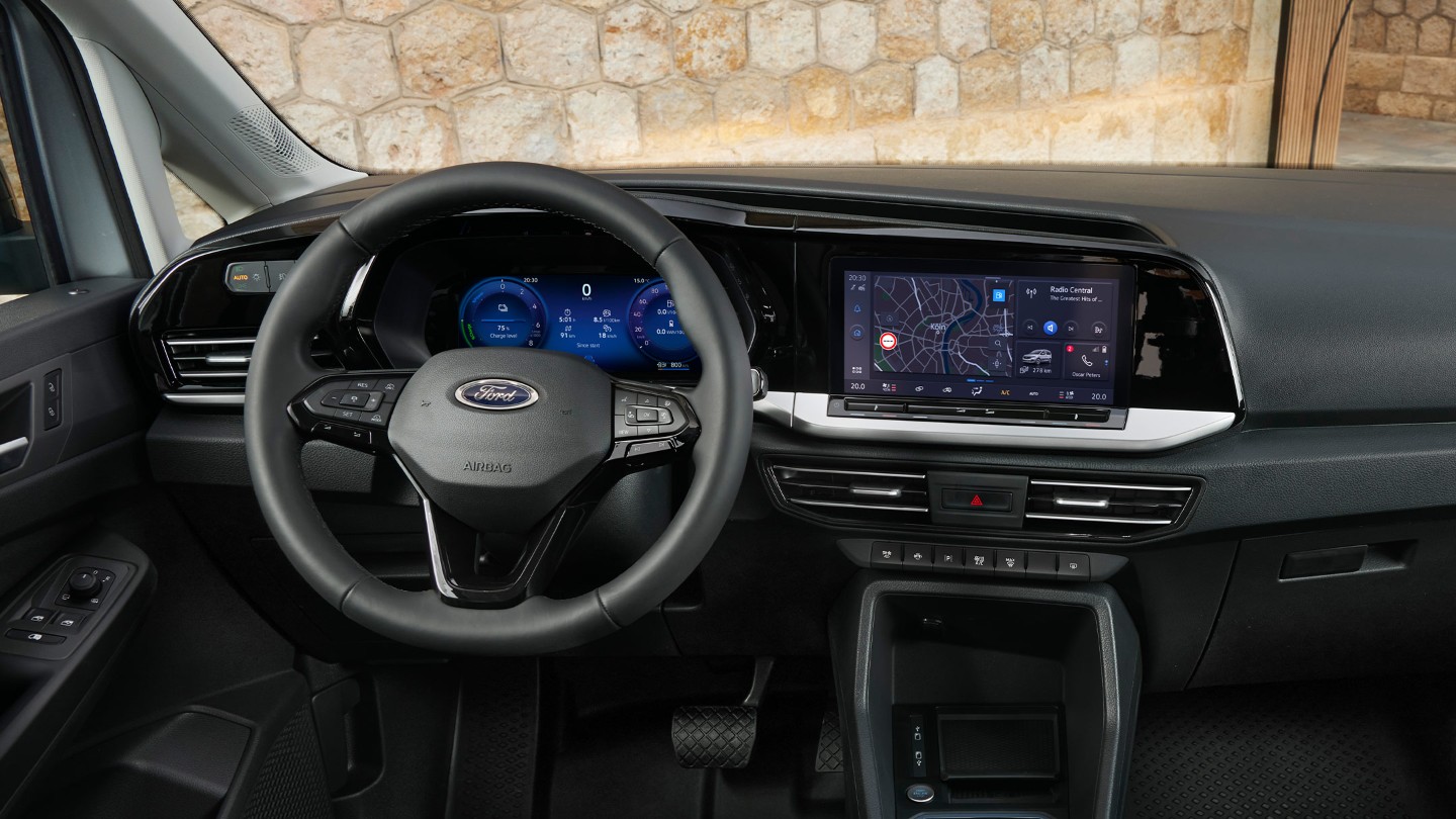 Voorkant van het interieur van de nieuwe Ford Transit Connect met stuurwiel, digitaal instrumentenpaneel en 10" touchscreen