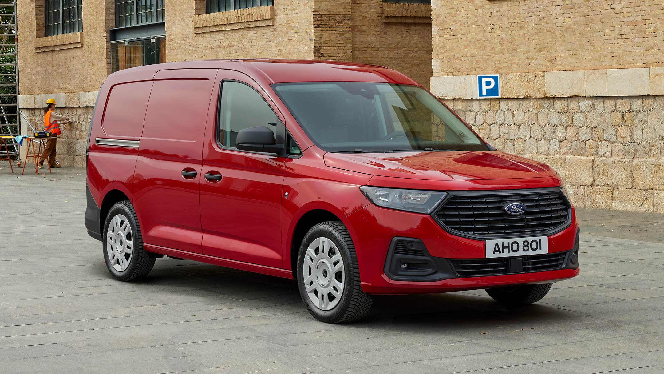 Nieuwe Ford Transit Connect Trend in Maple Red met voorrooster en automatische koplampen. 