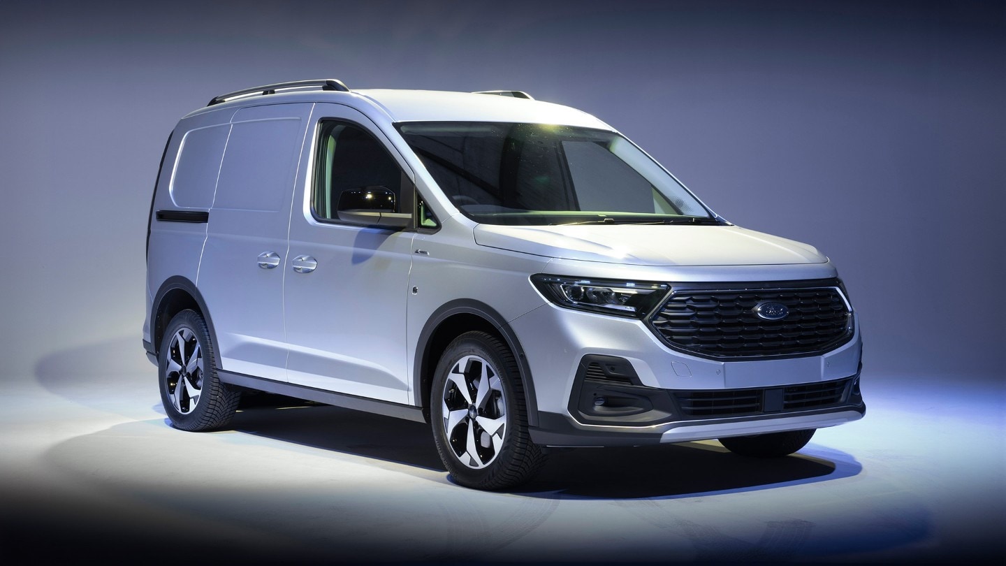 Nieuwe Ford Transit Connect Active in Stardust Silver met Active vormgegeven bumper met beschermplaat en ledkoplampen. 