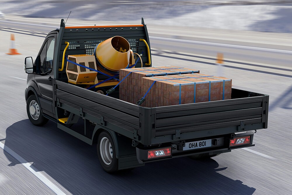 Ford Transit Chassis Cab rijdt met lading achterin.