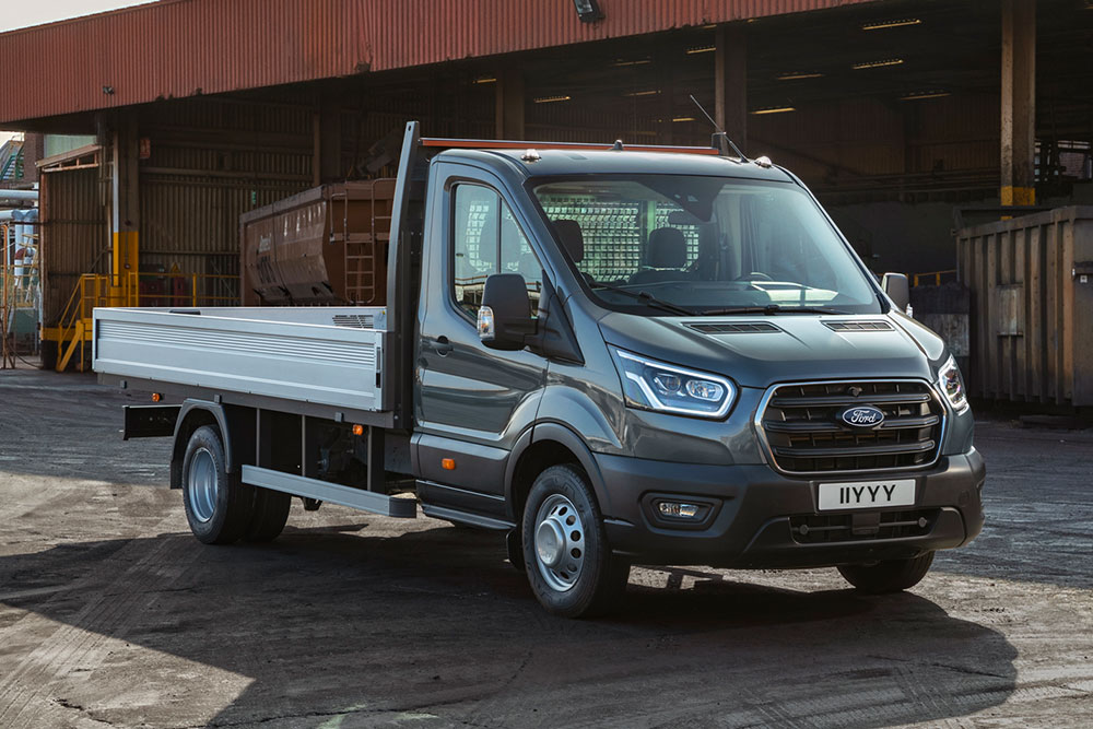 Ford Transit Chassis Cab geparkeerd op een industrieterrein. 