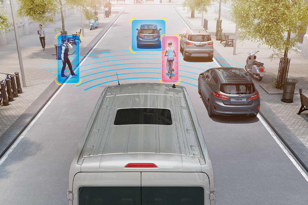 Ford Transit bestelwagen met geavanceerde veiligheidsfuncties die voetgangers en voertuigen detecteren.